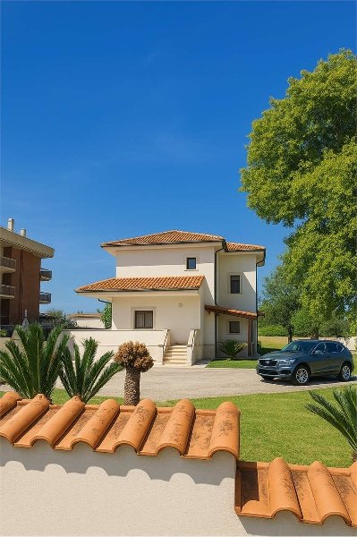 casa indipendente in vendita a Latina in zona Centro Città