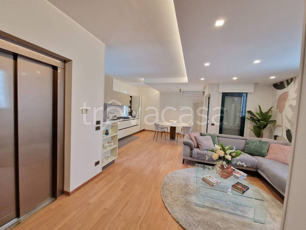 casa indipendente in vendita a Latina in zona Centro Città