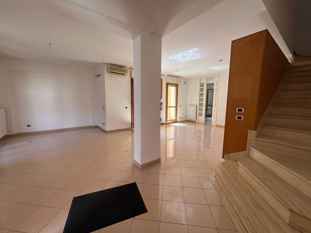 casa indipendente in vendita a Latina in zona Centro Città