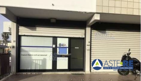 locale commerciale in vendita a Latina