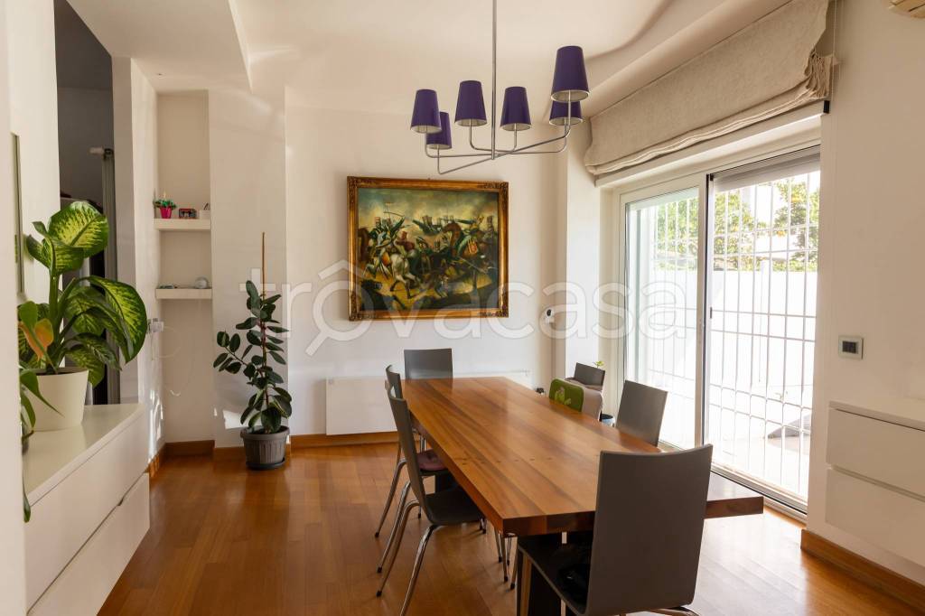 casa indipendente in vendita a Latina in zona Centro Città