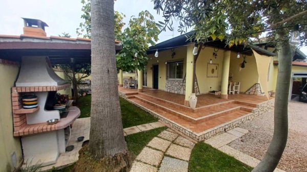 casa indipendente in vendita a Latina