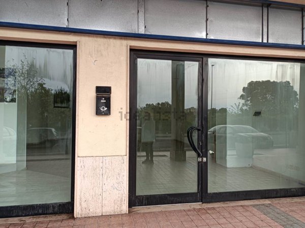 locale commerciale in vendita a Latina