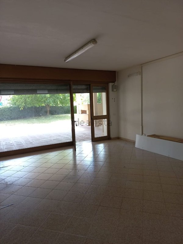 locale commerciale in vendita a Latina in zona Borgo San Michele