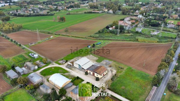 capannone in vendita a Latina in zona Borgo Sabotino