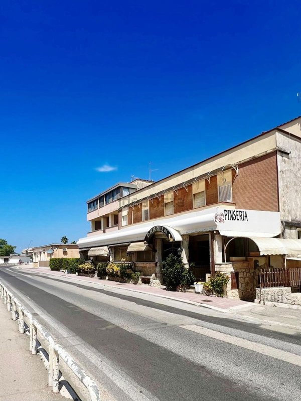 locale commerciale in vendita a Latina in zona Foce Verde