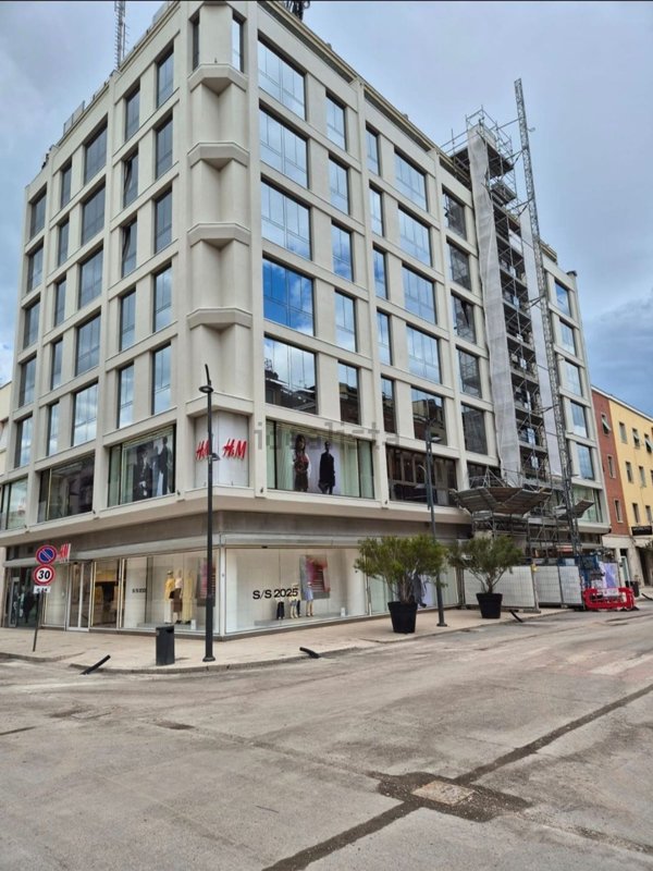 locale commerciale in vendita a Latina in zona Centro Città