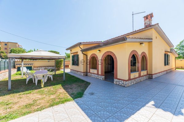 casa indipendente in vendita a Latina in zona Foce Verde