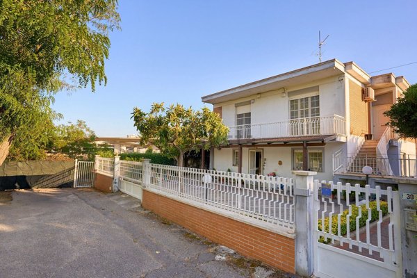 casa indipendente in vendita a Latina in zona Centro Città