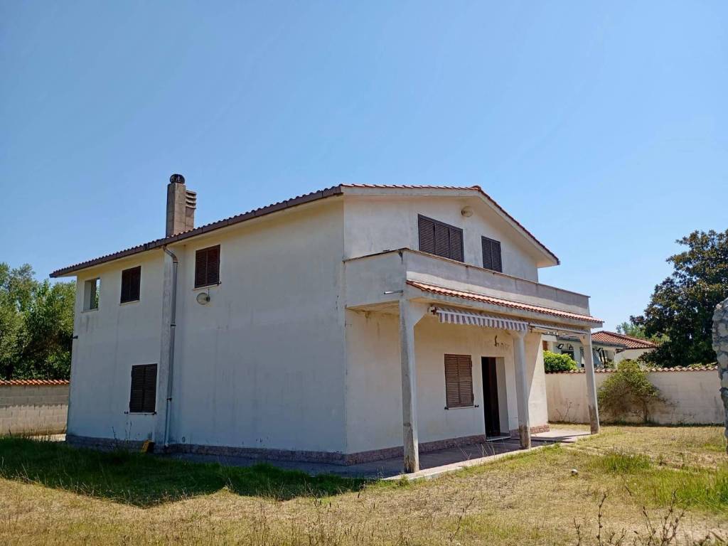 casa indipendente in vendita a Latina in zona Foce Verde