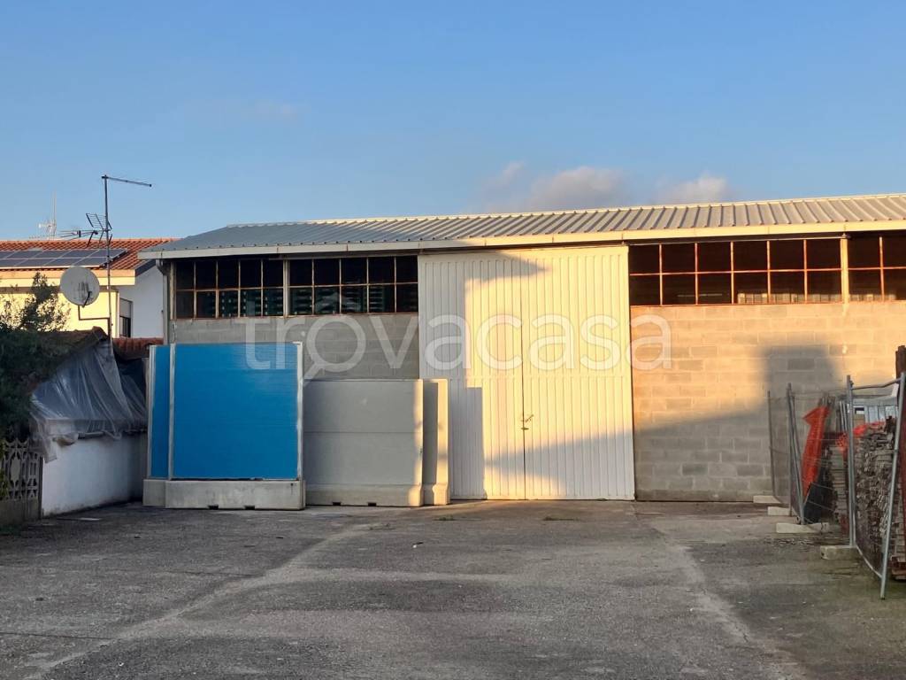 locale commerciale in vendita a Latina