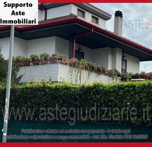 casa indipendente in vendita a Latina