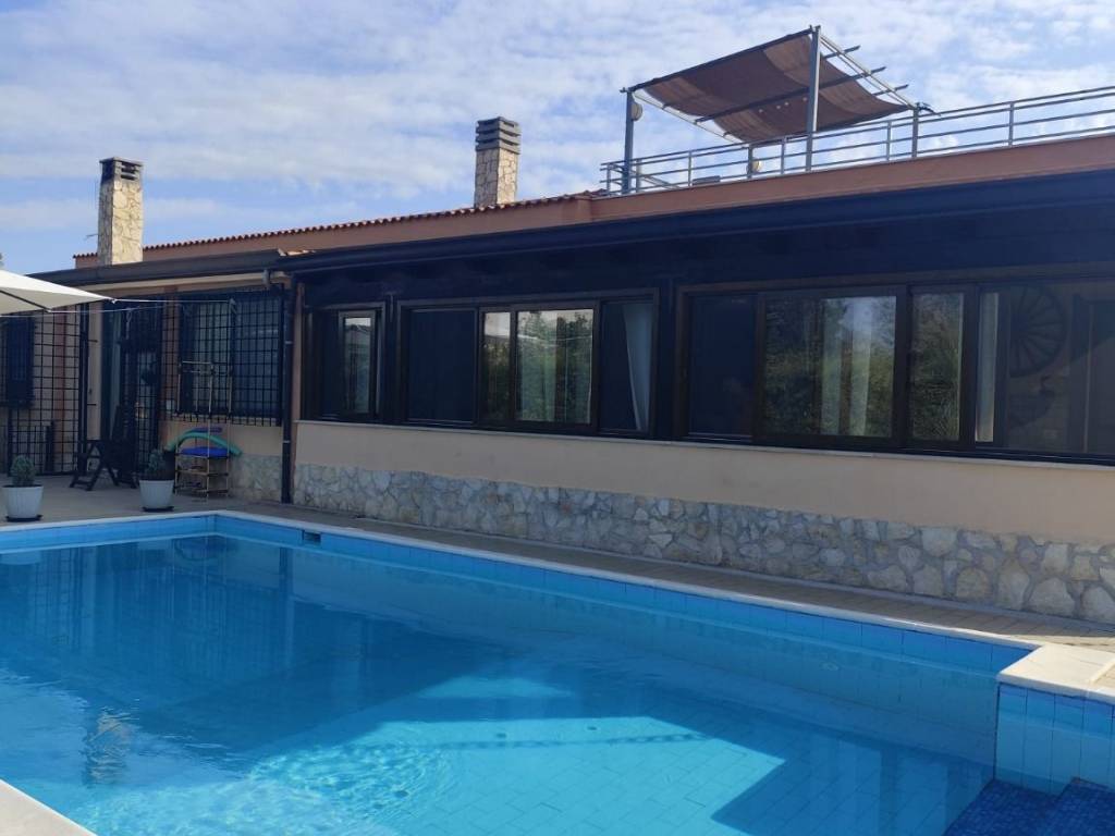 casa indipendente in vendita a Latina