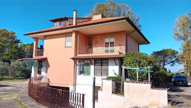casa indipendente in vendita a Latina in zona Borgo Piave