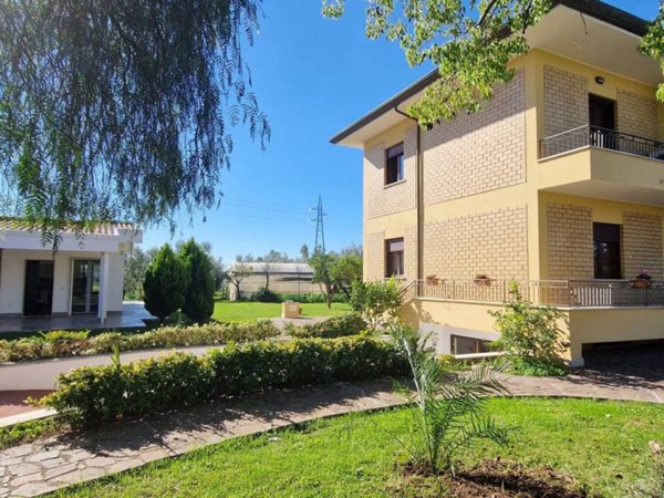 casa indipendente in vendita a Latina