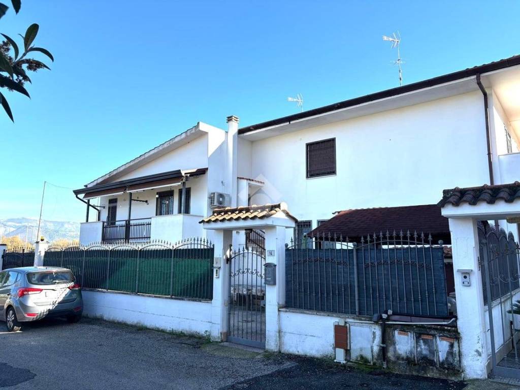 casa indipendente in vendita a Latina