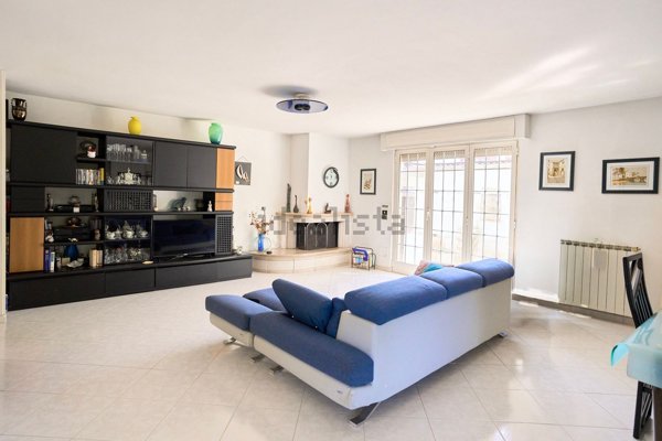 casa indipendente in vendita a Latina in zona Centro Città