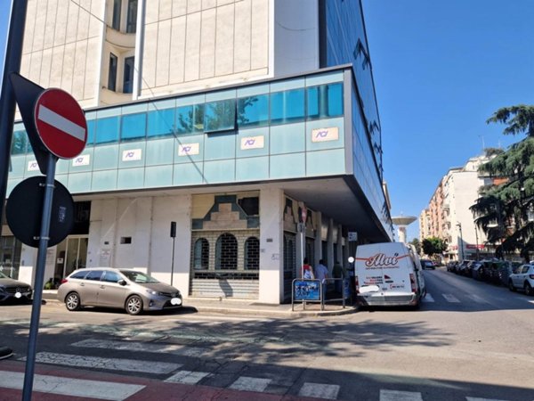 locale commerciale in vendita a Latina