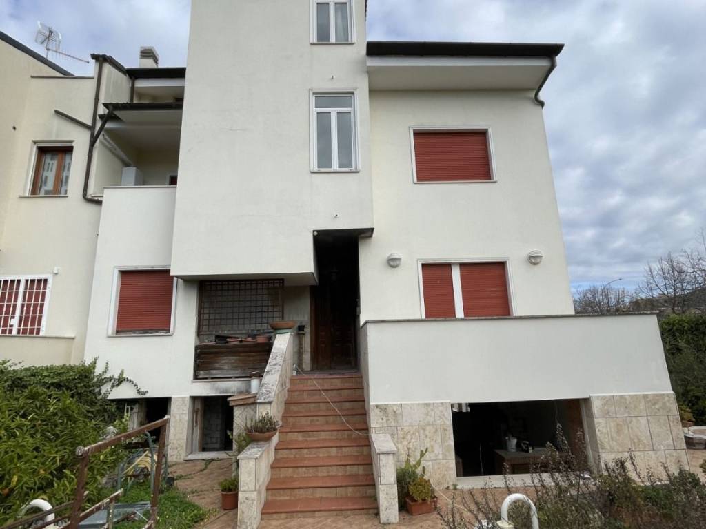 casa indipendente in vendita a Latina