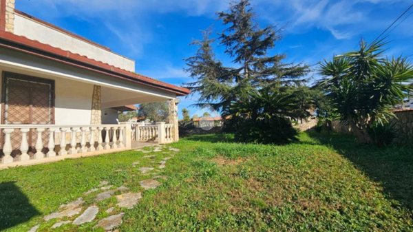 casa indipendente in vendita a Latina in zona Foce Verde