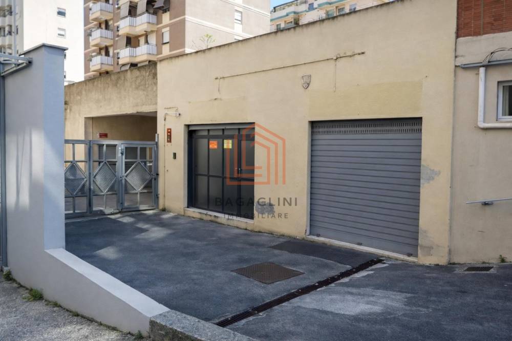 locale commerciale in vendita a Latina in zona Centro Città