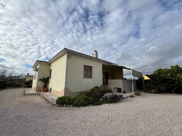 casa indipendente in vendita a Latina in zona Latina Scalo