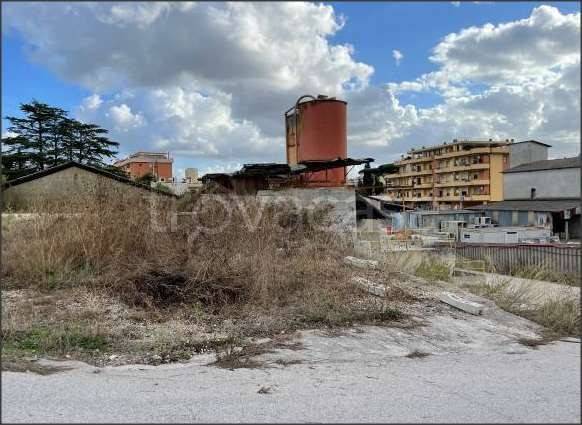 locale commerciale in vendita a Latina