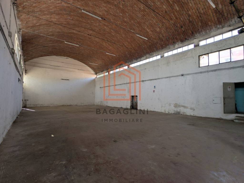 locale commerciale in vendita a Latina in zona Acciarella