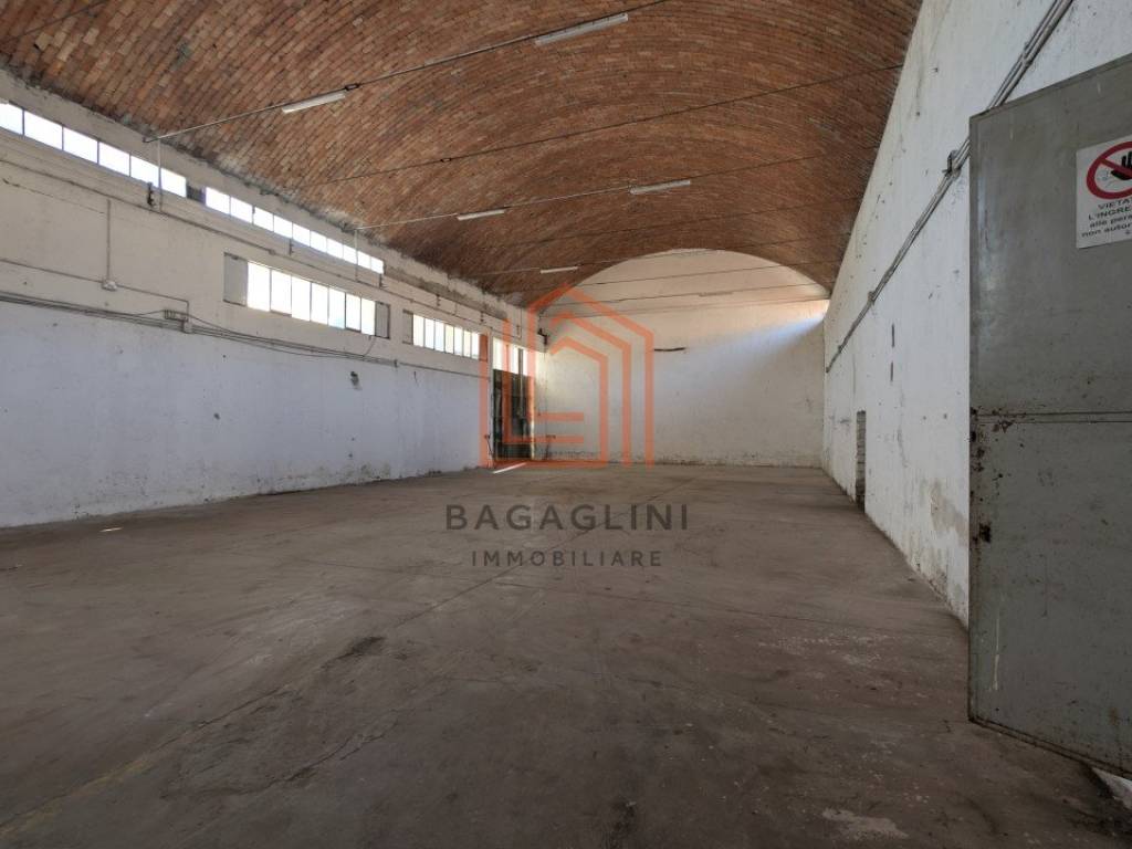 locale commerciale in vendita a Latina in zona Acciarella