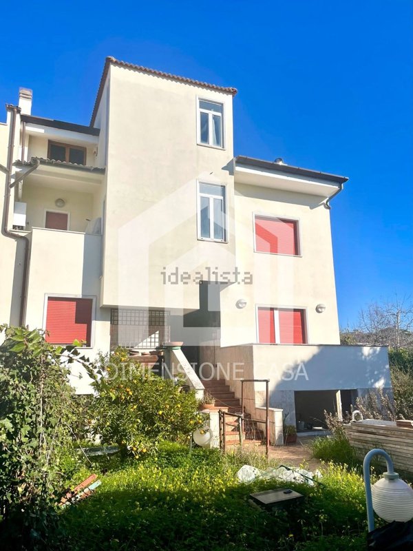 casa indipendente in vendita a Latina