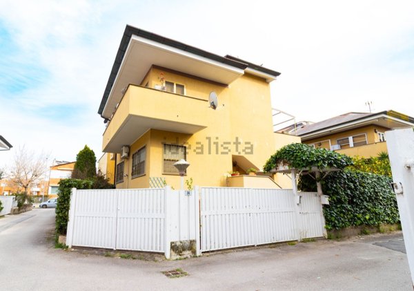 casa indipendente in vendita a Latina in zona Centro Città