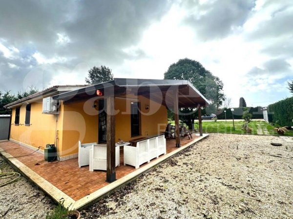 casa indipendente in vendita a Latina in zona Foce Verde