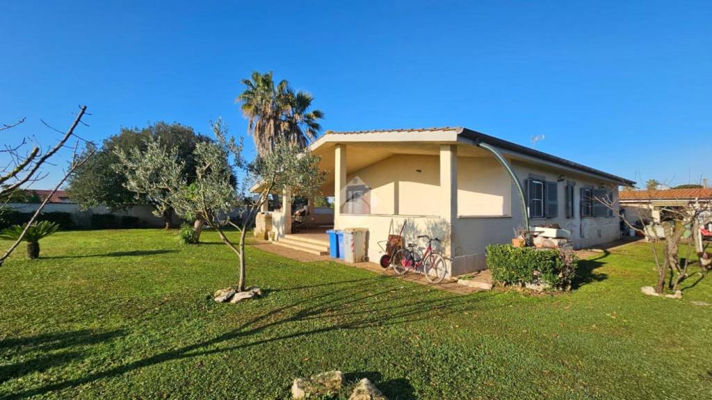 casa indipendente in vendita a Latina in zona Foce Verde