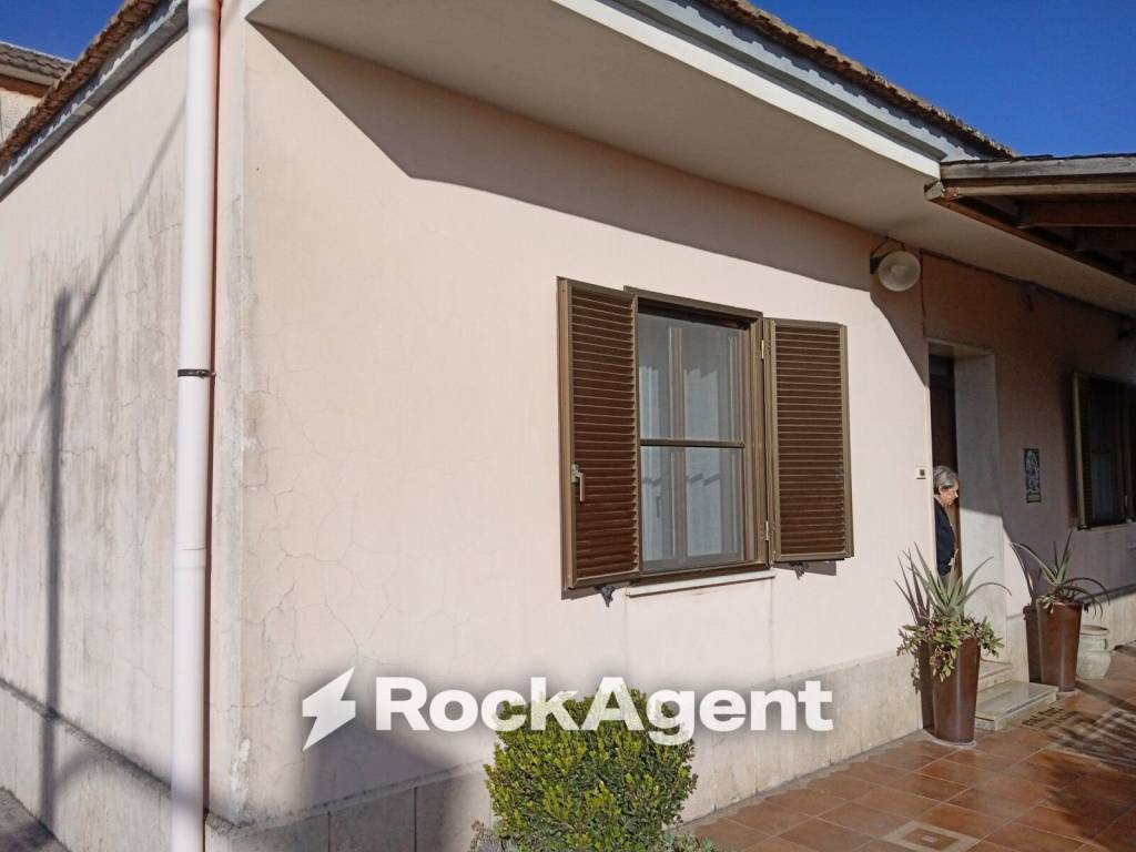 casa indipendente in vendita a Latina in zona Latina Scalo