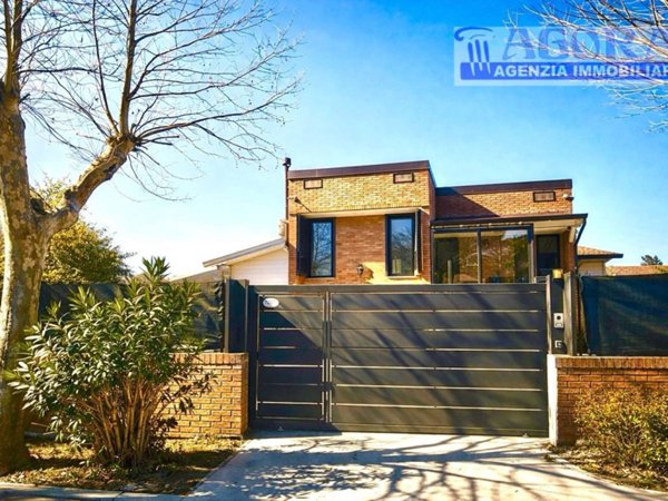 casa indipendente in vendita a Latina in zona Foce Verde