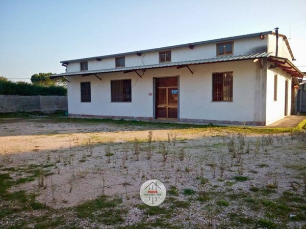 negozio in vendita a Latina in zona Acciarella