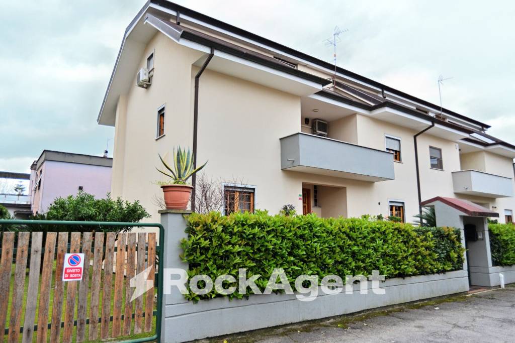 casa indipendente in vendita a Latina in zona Centro Città