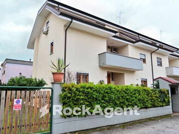 casa indipendente in vendita a Latina in zona Centro Città