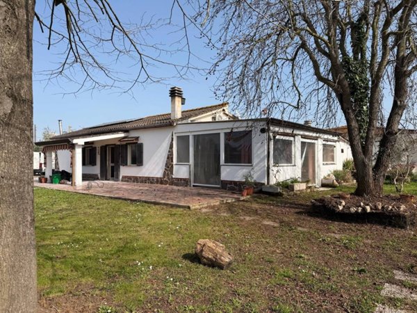 casa indipendente in vendita a Latina in zona Foce Verde