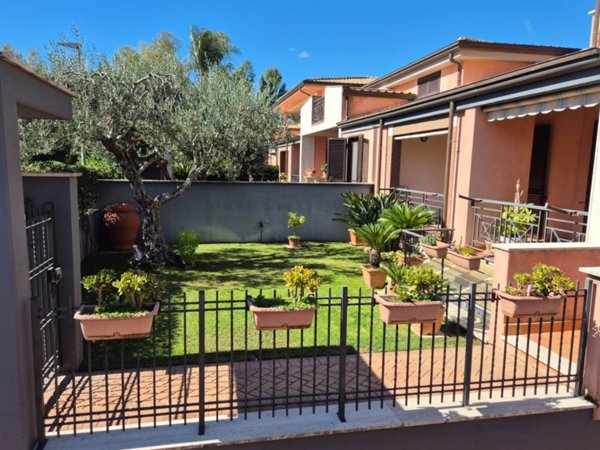 casa indipendente in vendita a Latina in zona Foce Verde