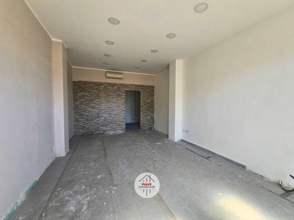 negozio in vendita a Latina in zona Borgo Podgora