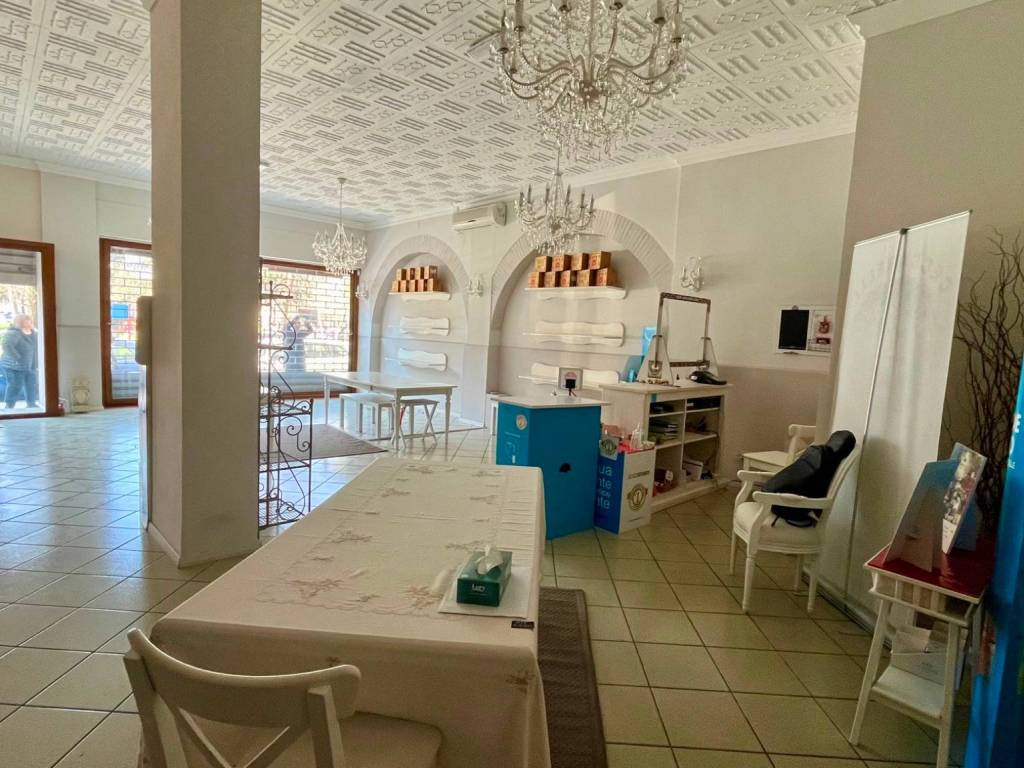 negozio in vendita a Latina in zona Centro Città