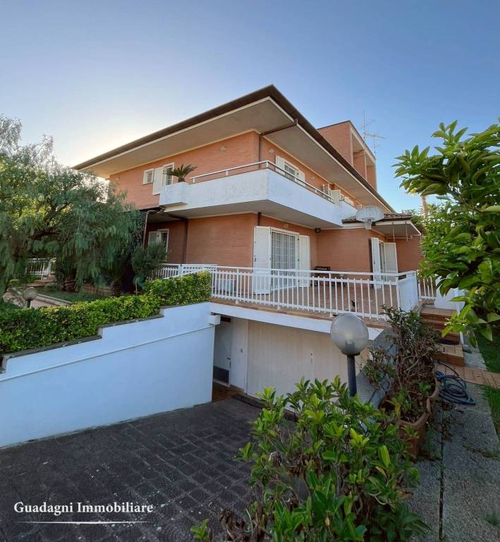 casa indipendente in vendita a Latina