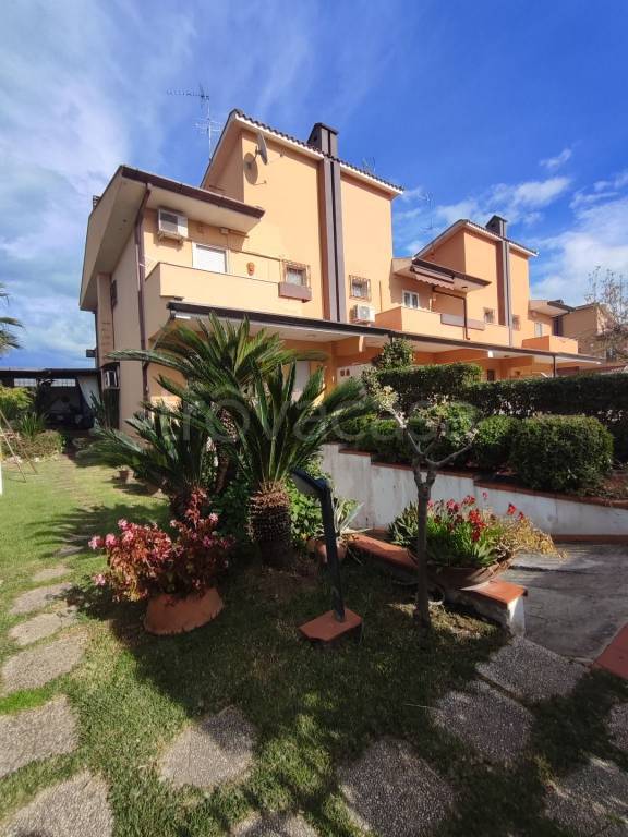 casa indipendente in vendita a Latina