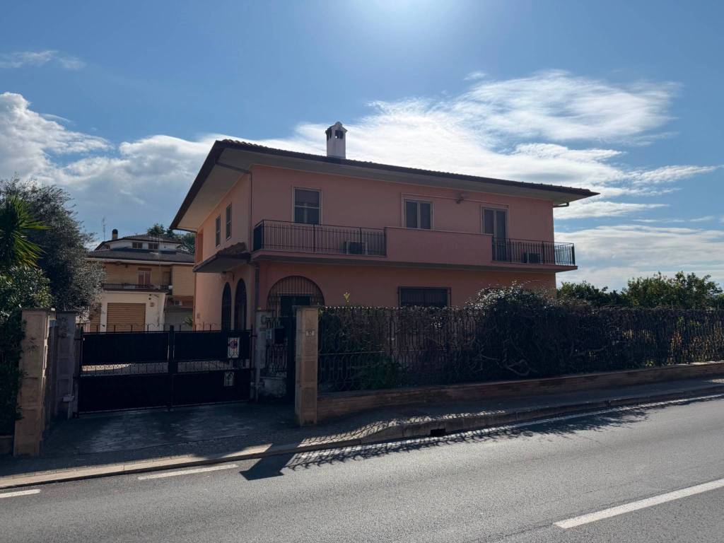 casa indipendente in vendita a Latina in zona Latina Scalo