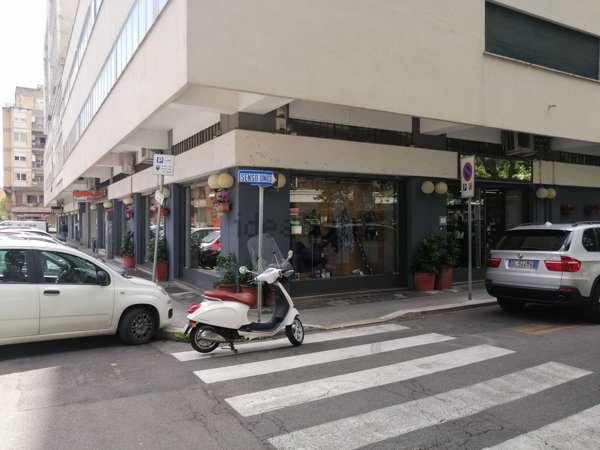 locale commerciale in vendita a Latina