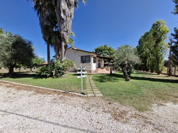 casa indipendente in vendita a Latina in zona Foce Verde