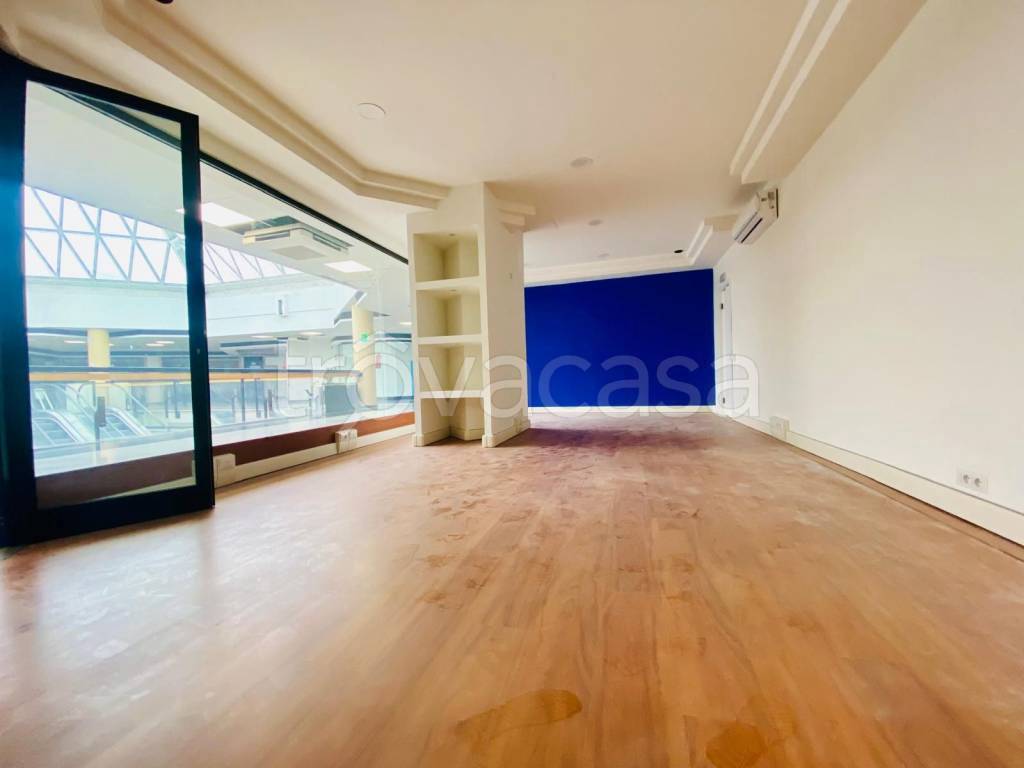 negozio in vendita a Latina