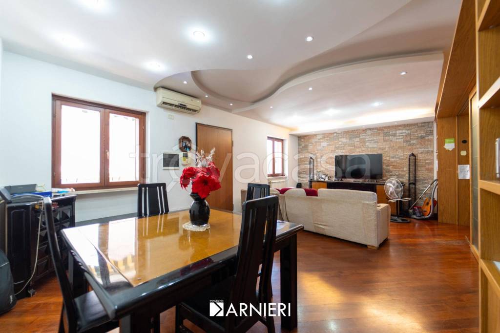 casa indipendente in vendita a Latina