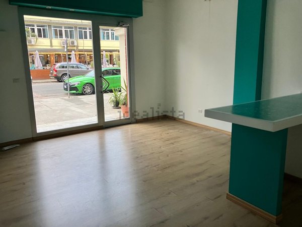 locale commerciale in vendita a Latina